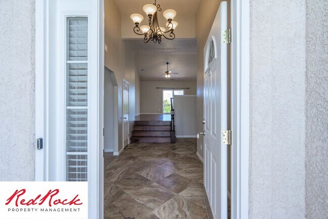 Building Photo - 5 Bedroom Pet Friendly Home!