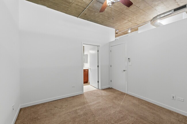 Building Photo - 1071 W 15th St