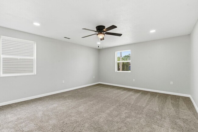 Building Photo - Newly Remodeled | 4 Bedroom | 3 Bathroom | 2 Ensuite's | Nixa, MO School District!