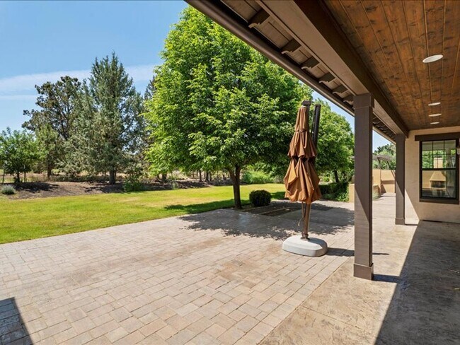 Building Photo - Stunning Tumalo Home on 3.21 Acres with Ca...