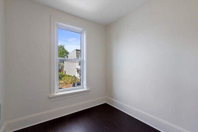 Building Photo - 437 S 14th St