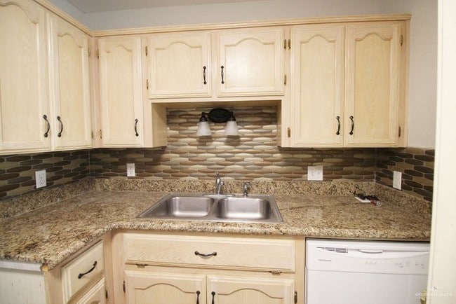 Building Photo - 15 Falcon Ave W