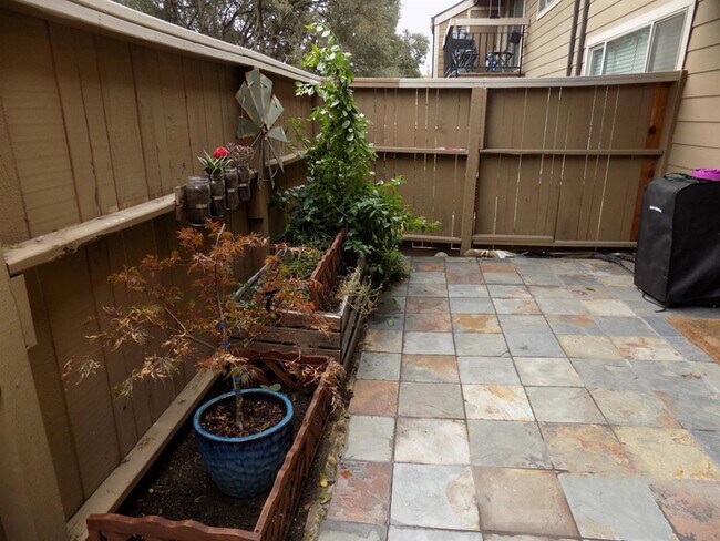 Building Photo - 2/2 Condo in Orangevale