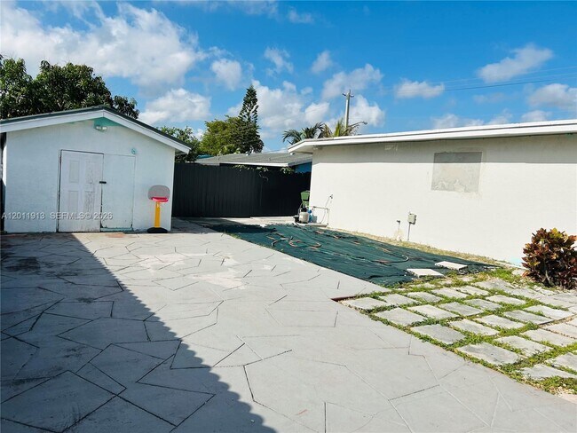 Building Photo - 75 SW 18th Ave