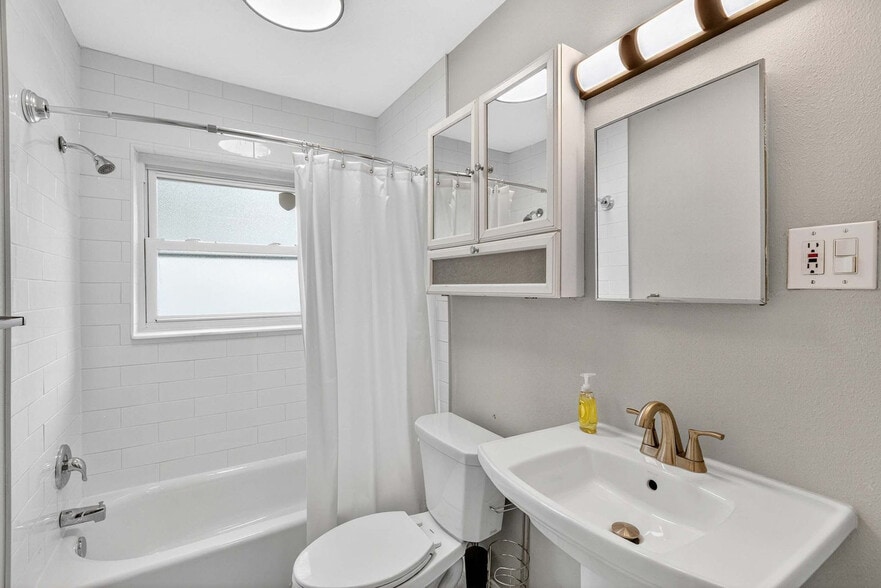 Building Photo - 349 Avenida Madera