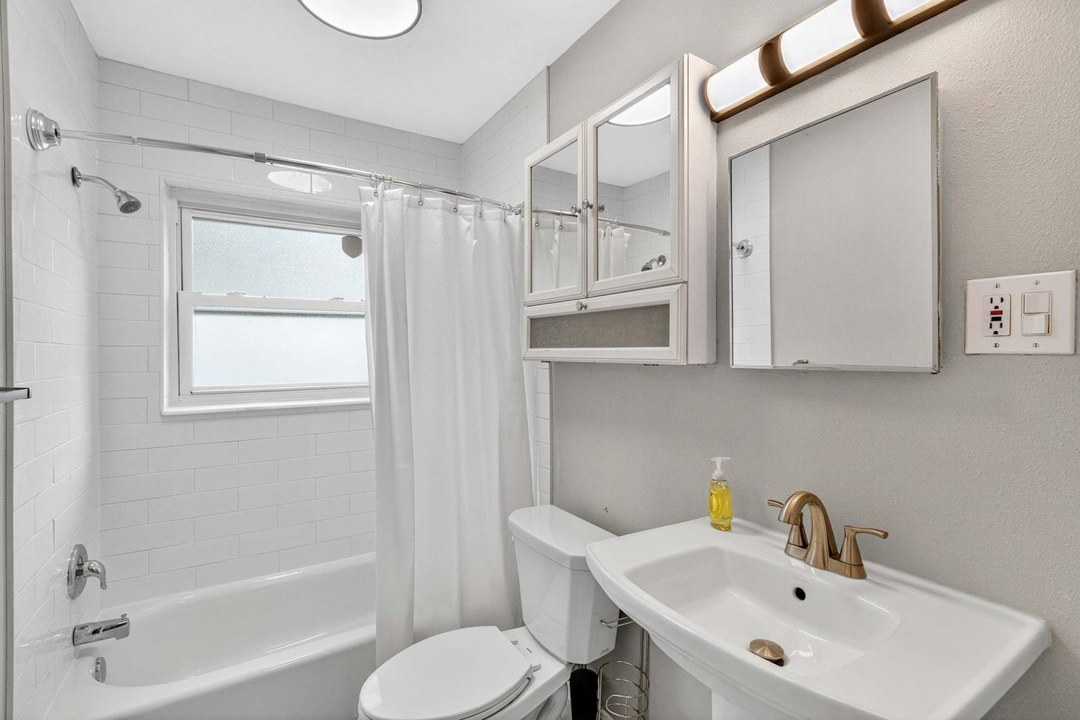 Building Photo - 349 Avenida Madera