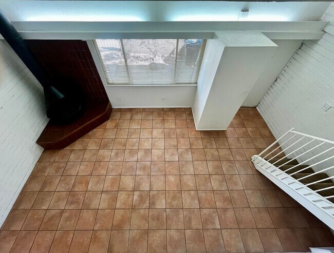 Building Photo - Bright 2 story 2br, 1b, 875sq. ft townhous...