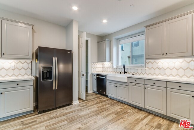 Building Photo - 713 Daniel Freeman Cir