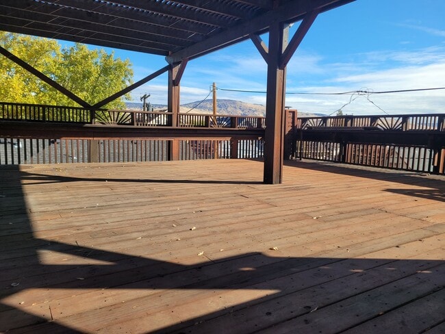 Building Photo - 3 bedroom 2 bath