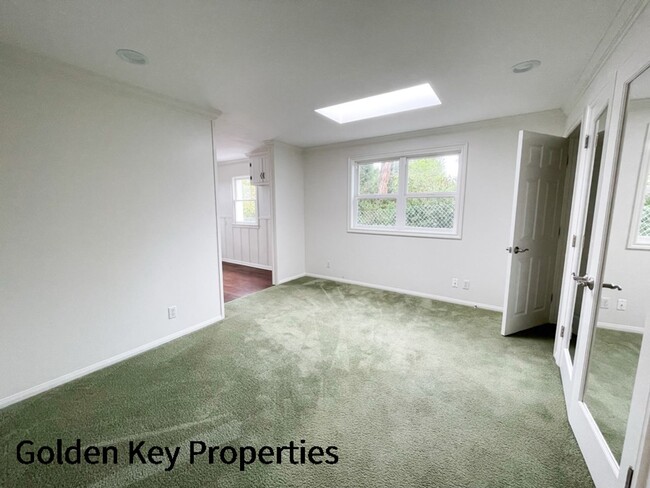 Building Photo - Charming farmhouse available in rural Vist...