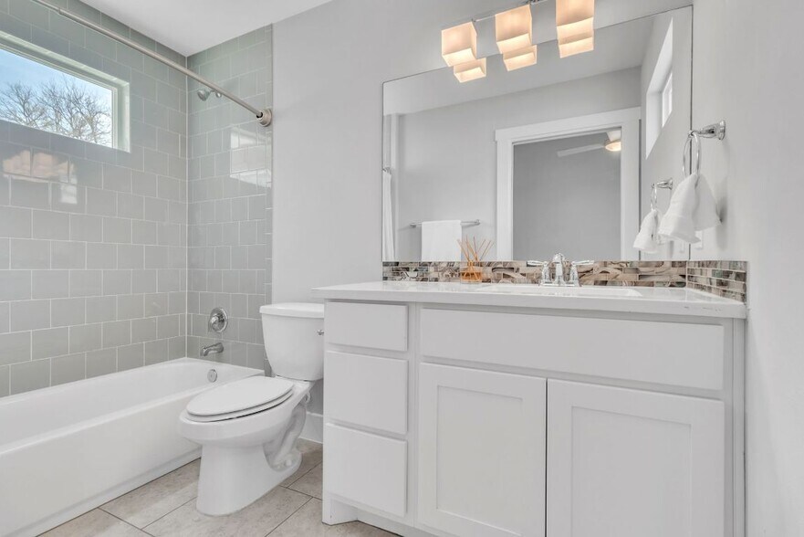 Second bathroom with shower/tub and single sink - 402 Irma Dr