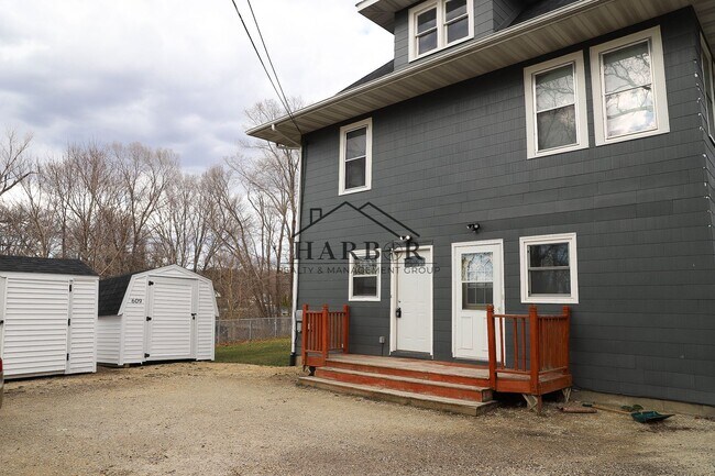 Building Photo - 11th Avenue NE Duplex