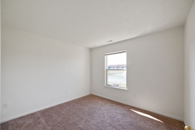 Building Photo - Conveniently Located on 32 in Crawfordsville******Large 2 Bedroom******Comfortable Living