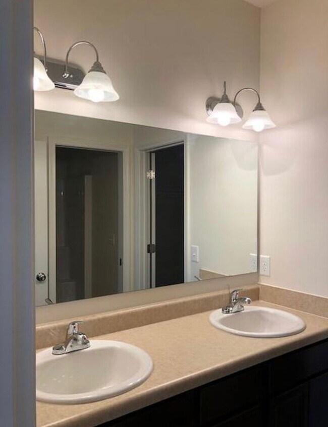 Building Photo - FENCED BACKYARD - 3 Bedroom 2 Bath house plus den/office