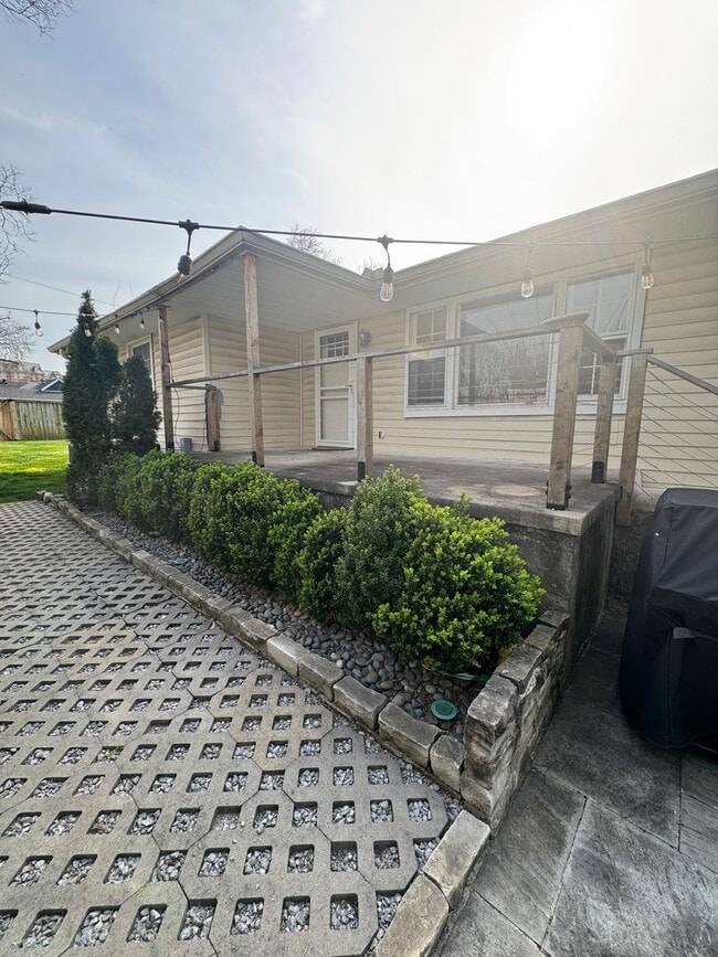 Building Photo - 3 bed, 2.5 bath home with spacious layout and oversized den/bonus room. Features include a fully ...