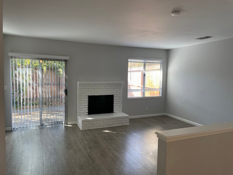 Building Photo - 202 Sunnyside Ct