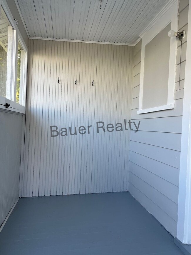 Building Photo - Three Bedroom Home