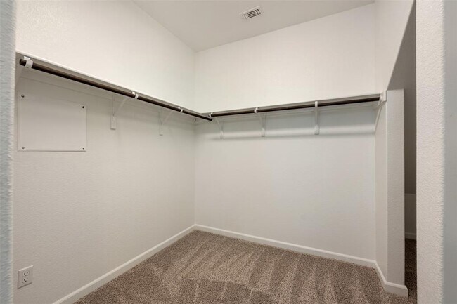 Building Photo - 102 Hedge Grn Holw