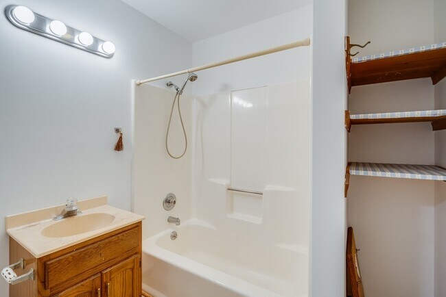 Building Photo - 7234 Oak Ridge Pl
