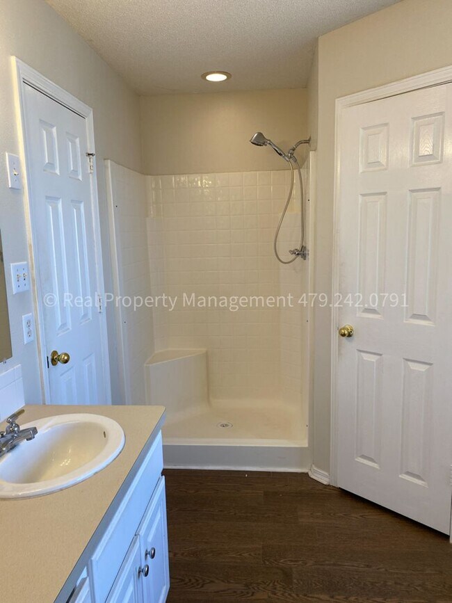 Building Photo - July Move In! Great house!! 3 bed 2 bath 2...