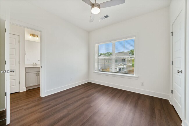 Building Photo - Luxury Living: Spacious 3-Bedroom Retreat with Modern Amenities