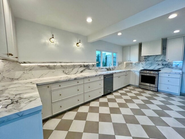 Building Photo - Stunning 3 Bedroom with Pool and Views in ...