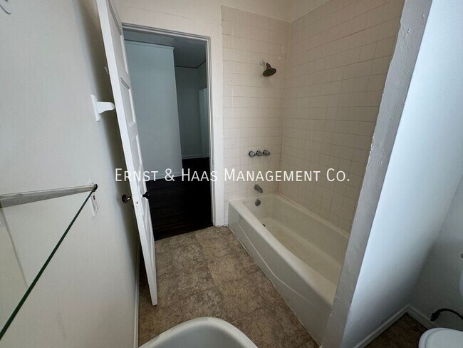 Building Photo - 528.5 N Kenmore Ave