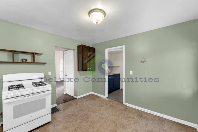 Building Photo - 2 Bed 1 Bath Bonus Room PRICE DROP!