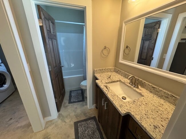 Building Photo - 621 Arthur St