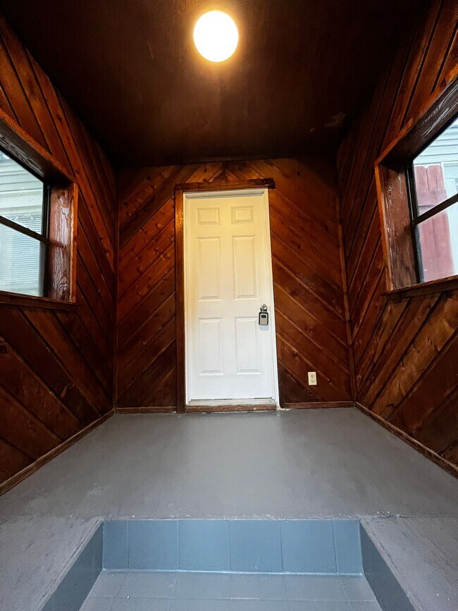 Building Photo - 1724 NW Elm Ave