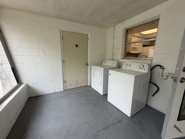 Building Photo - "Charming 2-Bedroom Duplex Retreat in New Port Richey - Perfect for Cozy Living!"