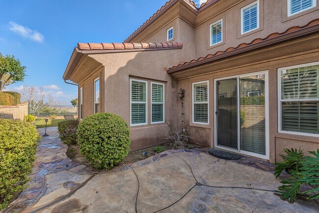 Building Photo - Gorgeous 5 Bedroom Home Behind the Gates i...
