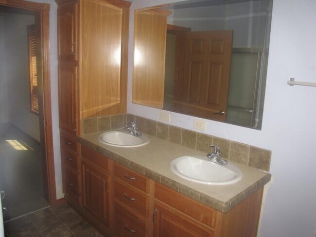 master sinks - 1525 T Ave