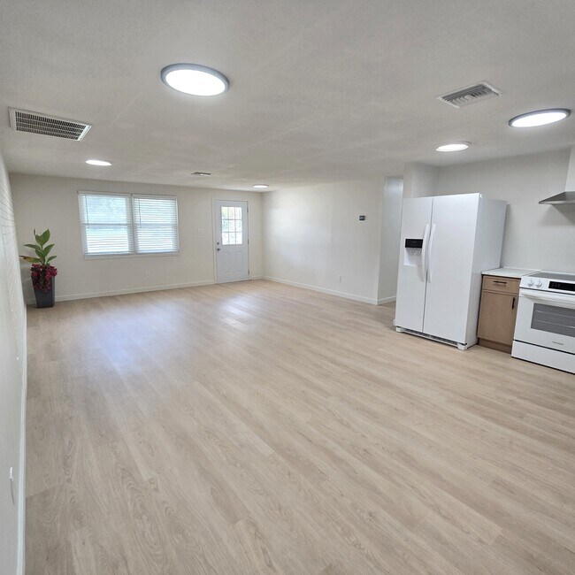 Building Photo - 3/2.5/1 Beautifully Updated Crystal River Home with Carport, Garage & Fenced Yard