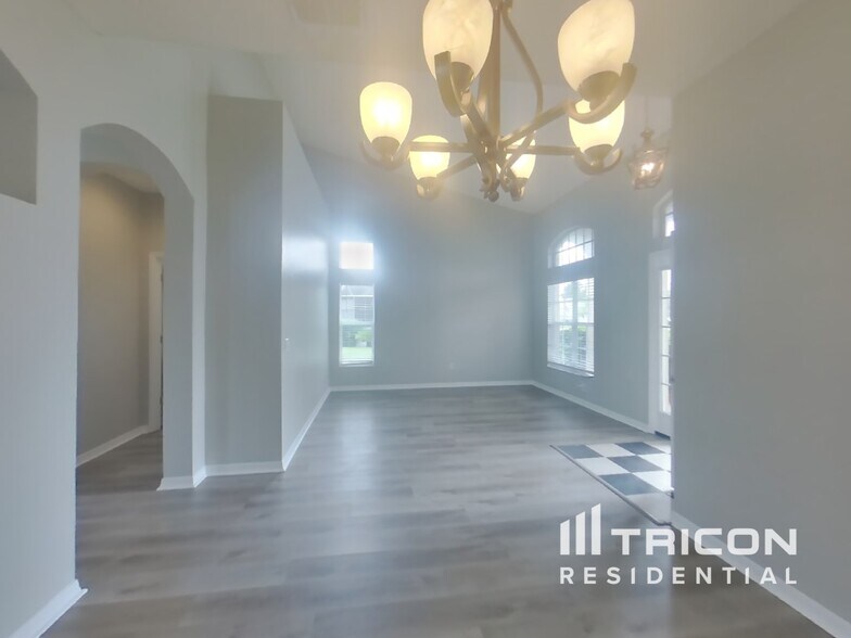 Building Photo - 3600 Cresthill Ln