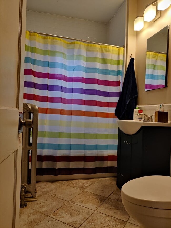 Building Photo - Large Recently Renovated Unit, Free Laundry, Parking Included, Stainless Steel Appliances