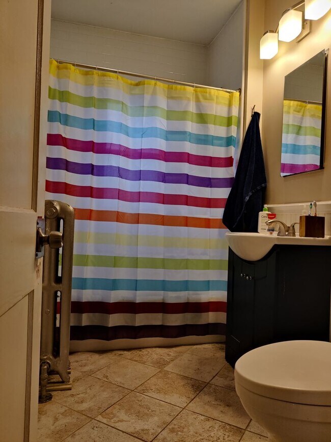 Building Photo - No brokers fee, Large Recently Renovated Unit, Free Laundry, Parking Included, Stainless Steel Ap...