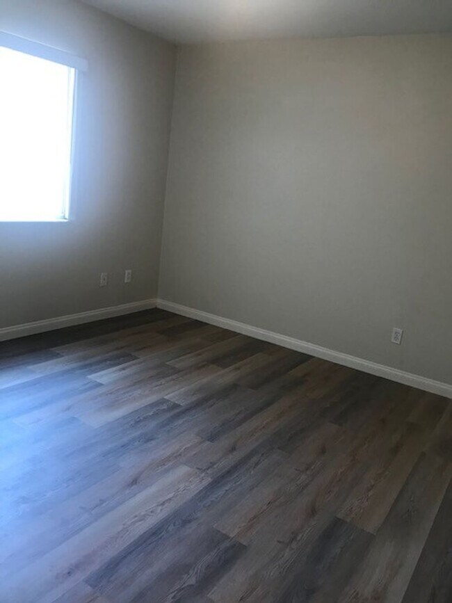 Building Photo - GATED COMMUNITY- FULLY REMODELED!