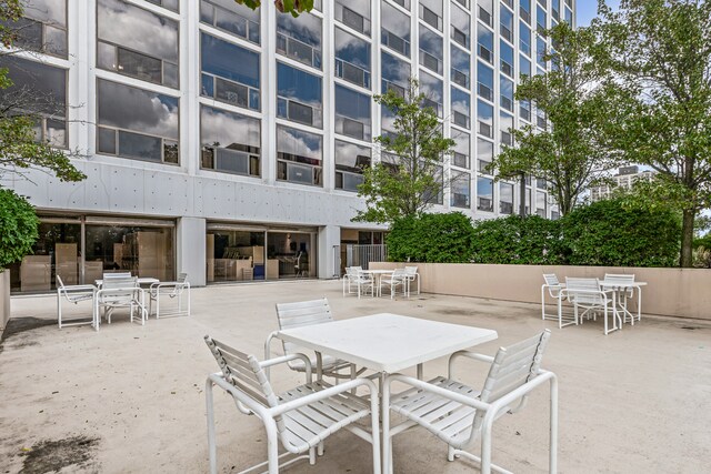 Building Photo - 4343 N Clarendon Ave