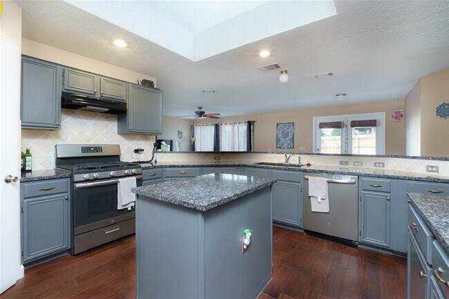 Building Photo - 6700 Carisbrooke Ln