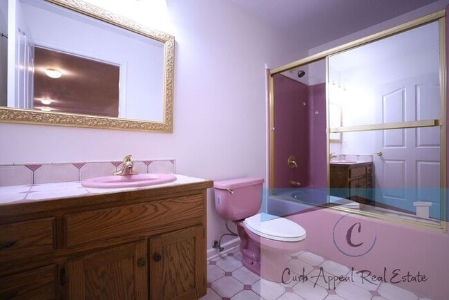 Building Photo - First month move in special $900!! Beautiful 3-bed, 2 bath condo with fireplace, 2-car garage - i...