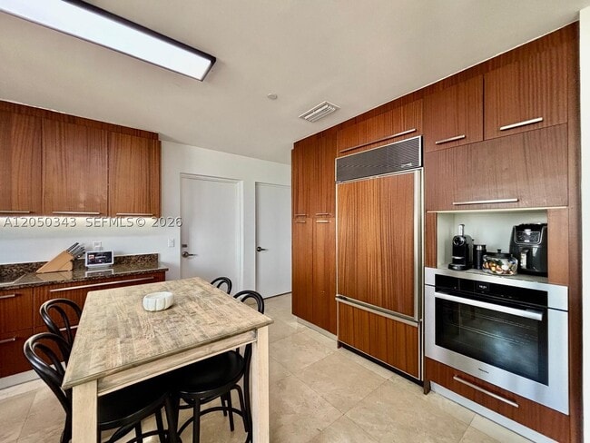 Building Photo - 15901 Collins Ave