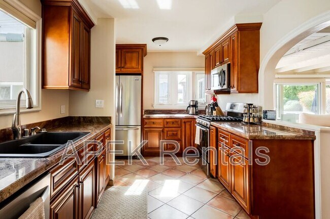 Building Photo - 477 E Vía Colusa