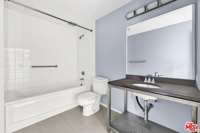 Building Photo - 315 E 8th St