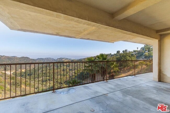 Building Photo - 2514 Roscomare Rd