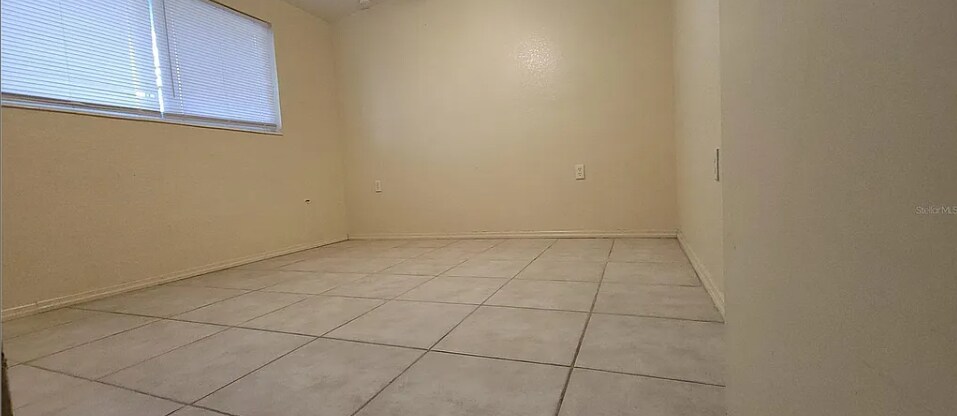 Building Photo - 2483 Lakeshore Cir