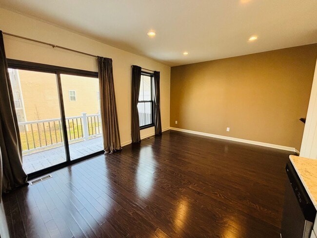 Building Photo - 3-4 Bedroom, 3.5 Bath Townhouse