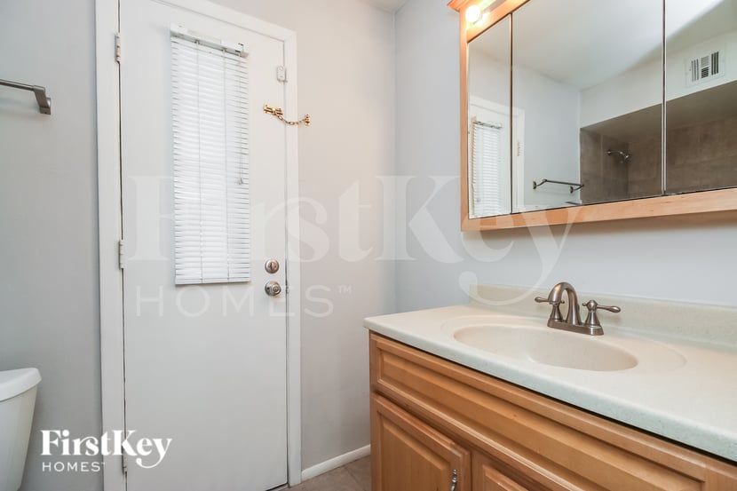 Building Photo - 1918 E Watson Dr