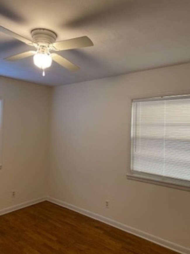 Building Photo - 3 Bed, 1 1/2 Bath, 1 Car Garage, Fenced Yard!