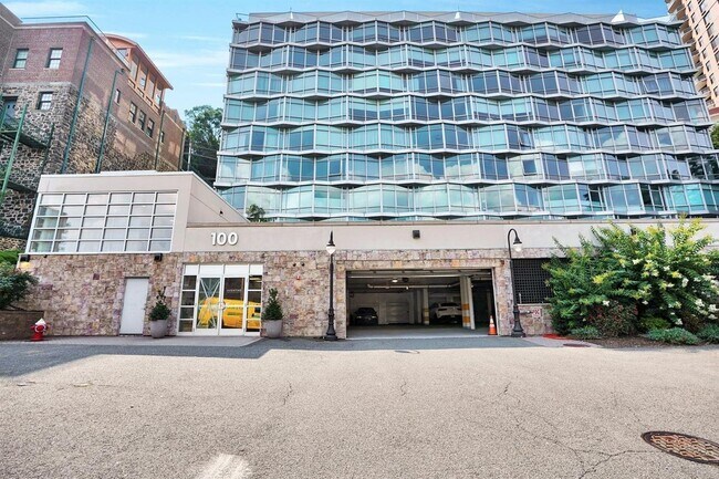 Building Photo - 100 Thompson Ln